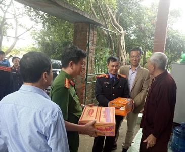 Ấm lòng người dân vùng lũ An Phú